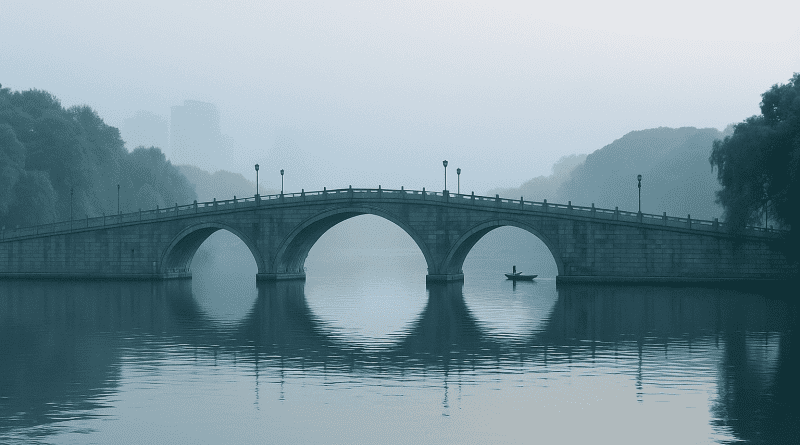 Puente Fuxing en Hangzhou rodeado de árboles otoñales reflejados en el agua, bajo una luz suave de tarde.