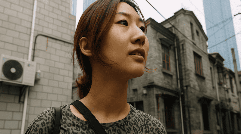 Joven china en un pequeño apartamento de Shanghái, buscando independizarse tras graduarse.