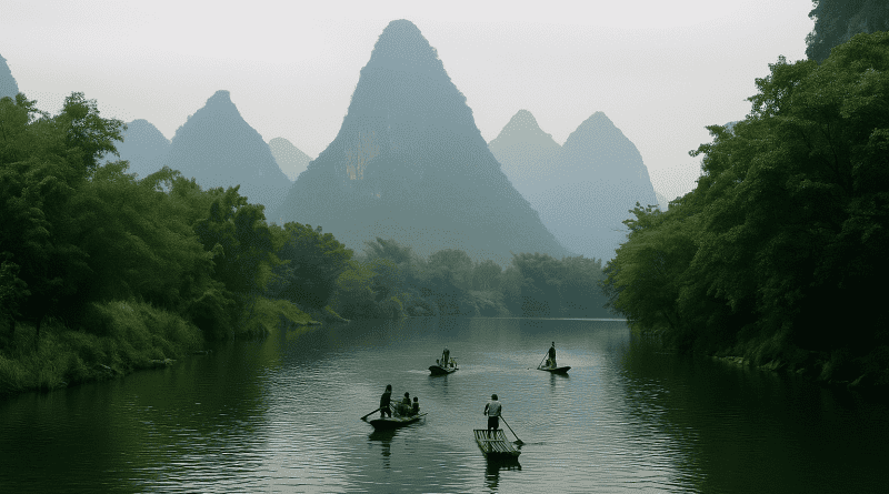 Turistas en kayak recorren los ríos entre los picos kársticos de Guilin, disfrutando del ecoturismo y las actividades al aire libre en el sur de China.