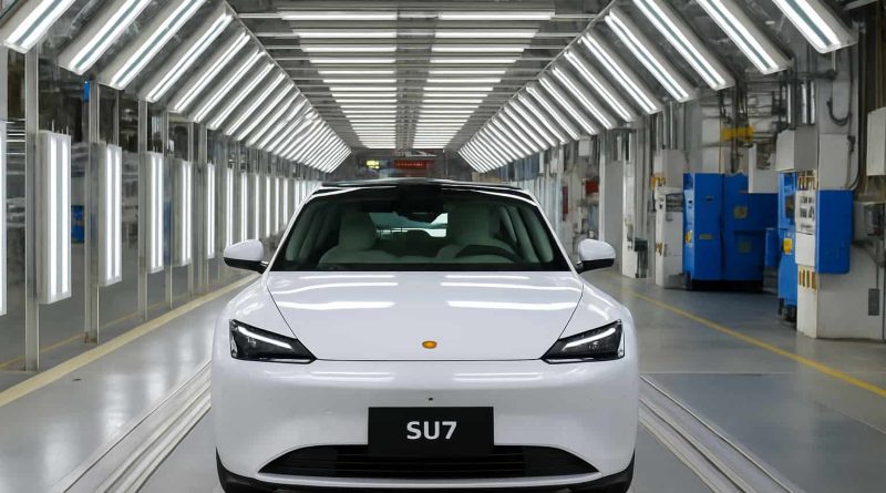 Línea de producción de autos eléctricos Xiaomi SU7 en una planta moderna.