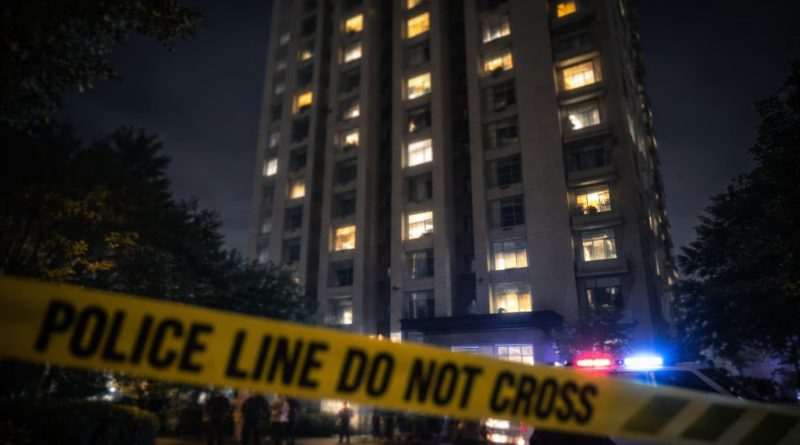 Teléfono móvil mostrando mensajes de chat y advertencia legal en China.