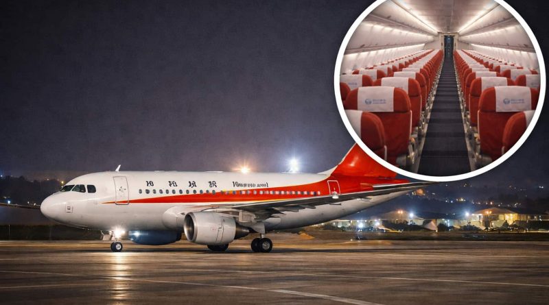 Cabina de avión comercial casi vacía durante un vuelo regional en China.